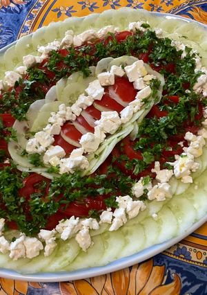Une photo de Salade composée concombre,, feta et persil