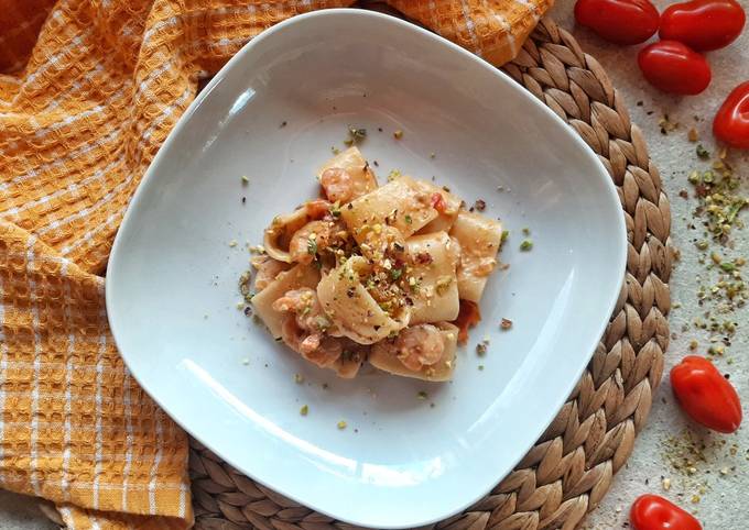 Calamarata con gamberetti, pomodorini e Granella di pistacchio