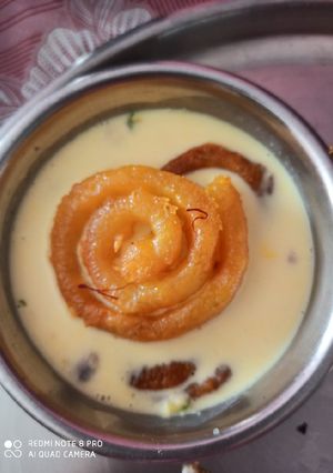 A picture of Jalebi with rabdi milk.