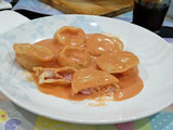 Sorrentinos caseros de jamón y queso con salsa rosa