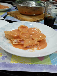 Una foto de Sorrentinos caseros de jamón y queso con salsa rosa