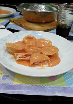 Una foto de Sorrentinos caseros de jamón y queso con salsa rosa