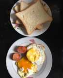 Bánh mì trứng ốp la xúc xích