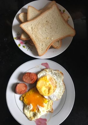 Hình của món Bánh mì trứng ốp la xúc xích.