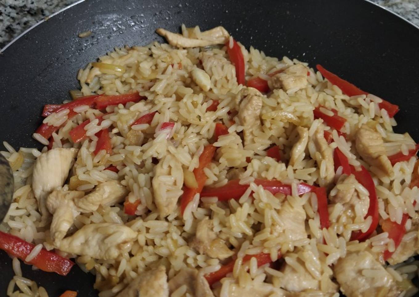 🍚 Salteado de arroz con pollo y pimiento rojo