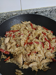 Una foto de 🍚 Salteado de arroz con pollo y pimiento rojo