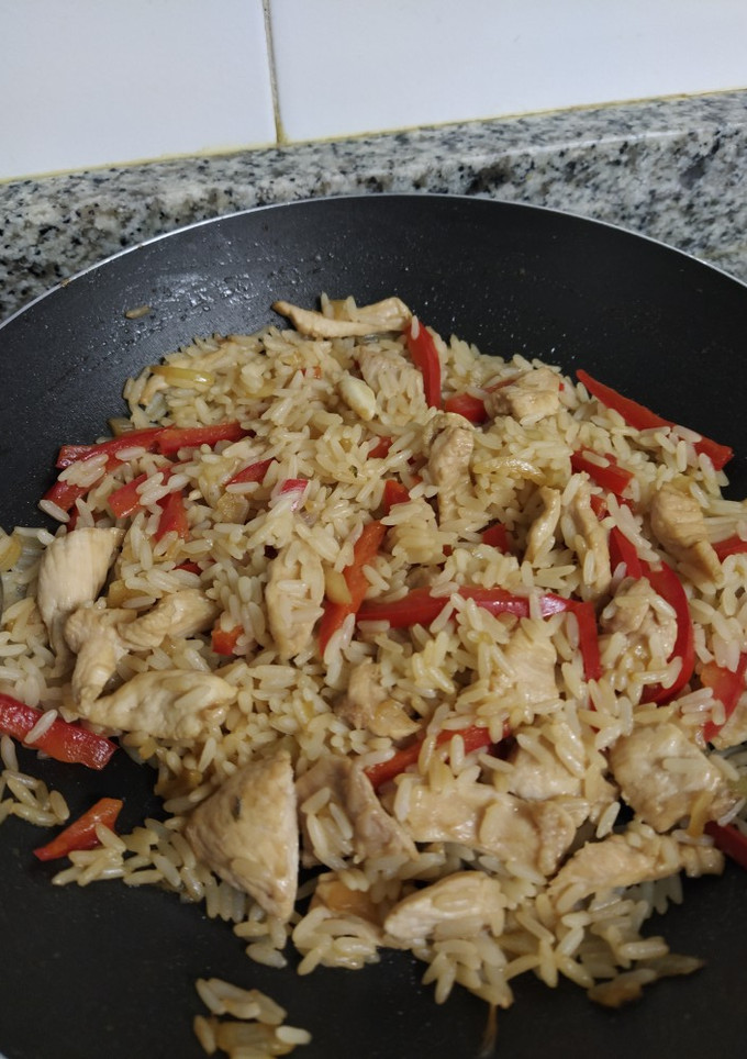 Una foto de 🍚 Salteado de arroz con pollo y pimiento rojo