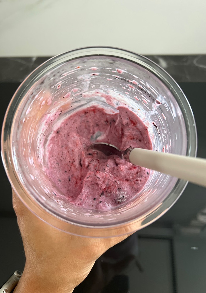 Una foto de Sorbete de yogur de cabra con arándanos con Ninja Creami
