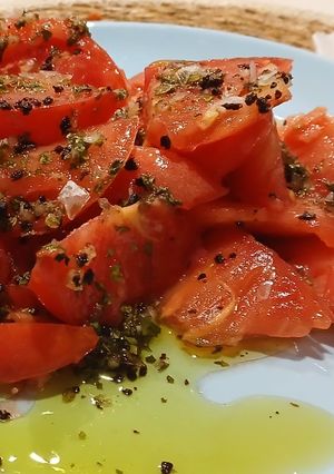 Una foto de Tomate Maduro con Arena de Olivas Negras