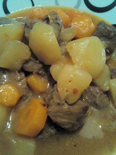 Una foto de Patatas con carne y zanahorias
