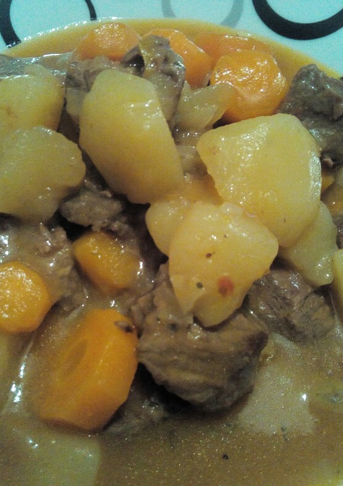 Una foto de Patatas con carne y zanahorias