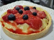 Una foto de tarta de moras crema