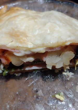 Una foto de Tarta de jamón y queso (rúcula, tomate, cebolla)
