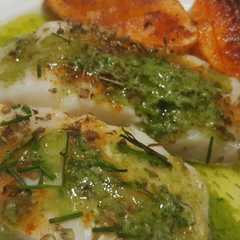 Una foto de Bacalao al horno con cebollino, orégano y mojo verde