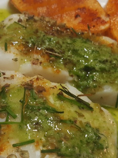 Una foto de Bacalao al horno con cebollino, orégano y mojo verde
