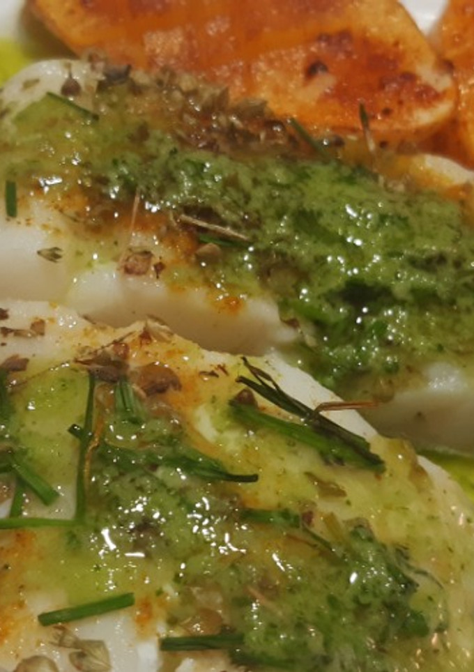 Una foto de Bacalao al horno con cebollino, orégano y mojo verde