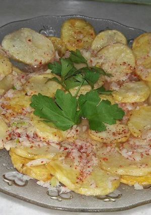 صورة لوصفة بطاطا مقلية مطفاية بالحامض والثوم🍟🍋🌿