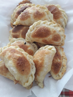 Una foto de Empanadas primavera de jamón queso tomate y huevo