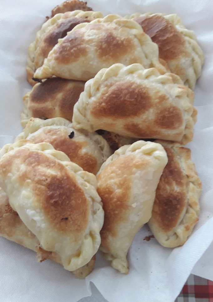 Una foto de Empanadas primavera de jamón queso tomate y huevo