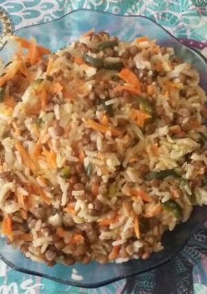 Una foto de Arroz con lentejas y verduras
