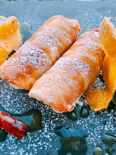 Una foto de Tejas de quicos con crema de yema y mascarpone al limón (con sirope ácido de limón)
