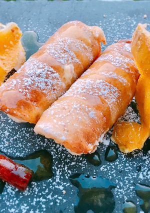 Una foto de Tejas de quicos con crema de yema y mascarpone al limón (con sirope ácido de limón)