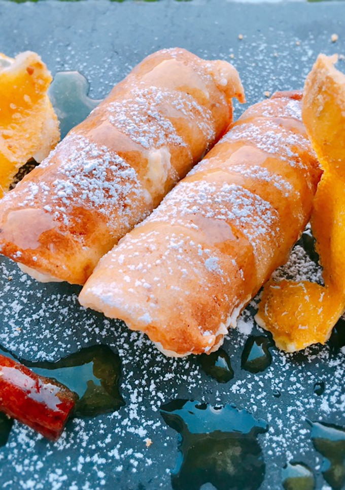 Una foto de Tejas de quicos con crema de yema y mascarpone al limón (con sirope ácido de limón)