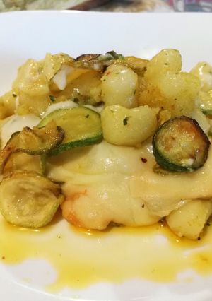 Foto di Chicchi di Patate con Gorgonzola, Pesto di Fiori di Zucchine, Scamorza Affumicata e Cips di Zucchine