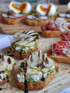 Una foto de Tostas variadas