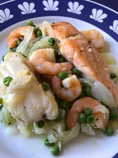 Una foto de Cazuelita de rape y salmón con langostinos