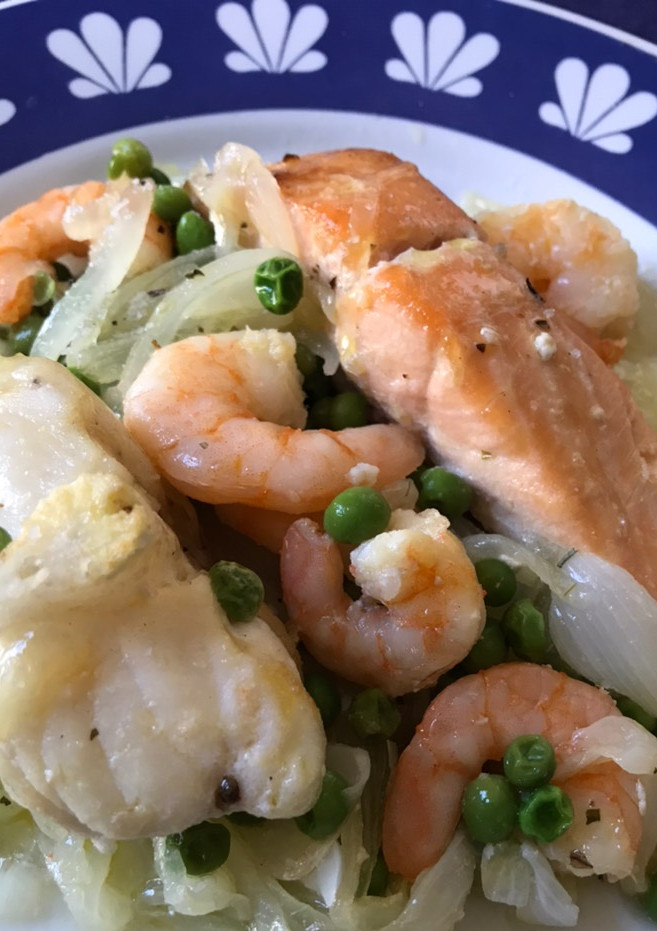 Una foto de Cazuelita de rape y salmón con langostinos