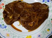 Una foto de hígado encebollado