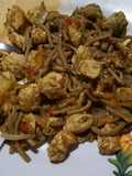 Salteado de fideos integrales, vegetales, y pollo marinado en naranja y jengibre