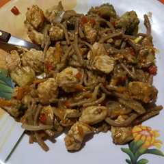 Una foto de Salteado de fideos integrales, vegetales, y pollo marinado en naranja y jengibre