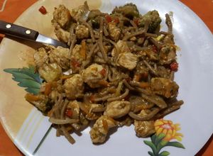 Una foto de Salteado de fideos integrales, vegetales, y pollo marinado en naranja y jengibre