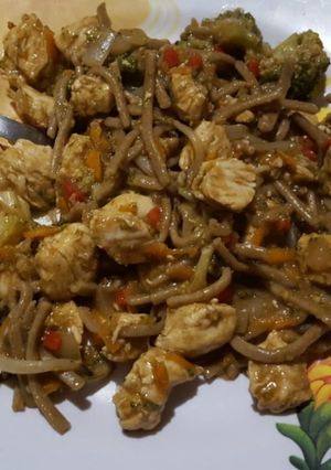 Una foto de Salteado de fideos integrales, vegetales, y pollo marinado en naranja y jengibre