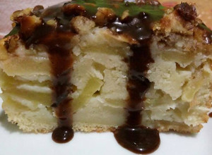 Una foto de Budín de manzanas con cobertura de chocolate y canela