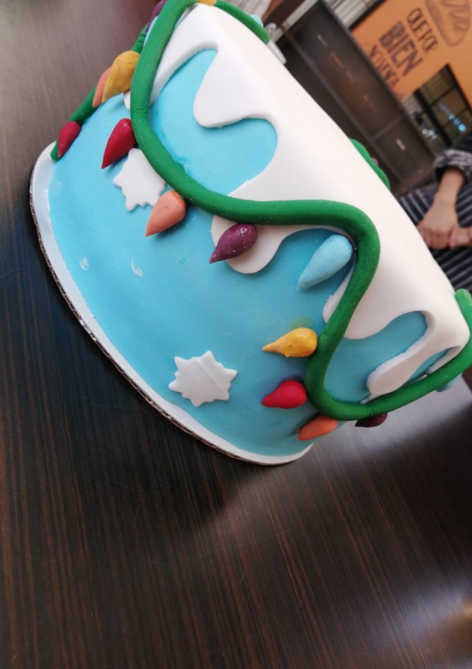 Una foto de Tips para pastel de fondant diseño navideño