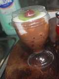 Crema de plátano con yogur, chocolate y granada