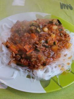 Una foto de Espaguetis de arroz con pisto y pollo