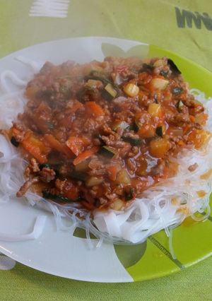 Foto principal de Espaguetis de arroz con pisto y pollo