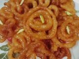 रव्याची क्रिस्पी जिलेबी (rava jalebi recipe in marathi)