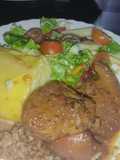 Cerdo en salsa de naranja puré gratinado ensalada primavera