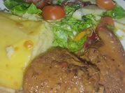 Una foto de ensalada con panela