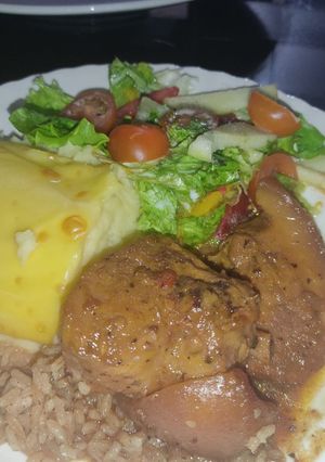 Una foto de Cerdo en salsa de naranja puré gratinado ensalada primavera