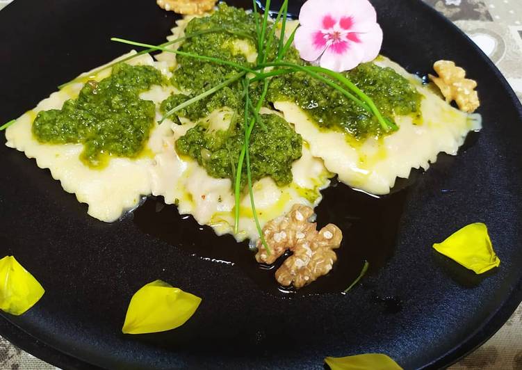 Ravioli di ricotta e spinaci, con pesto di rucola e noci