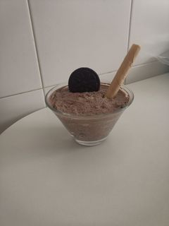 Una foto de Mousse de galletas oreo