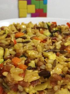 Una foto de Arroz tricolor con verduritas y curry