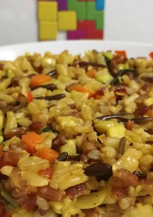 Una foto de Arroz tricolor con verduritas y curry