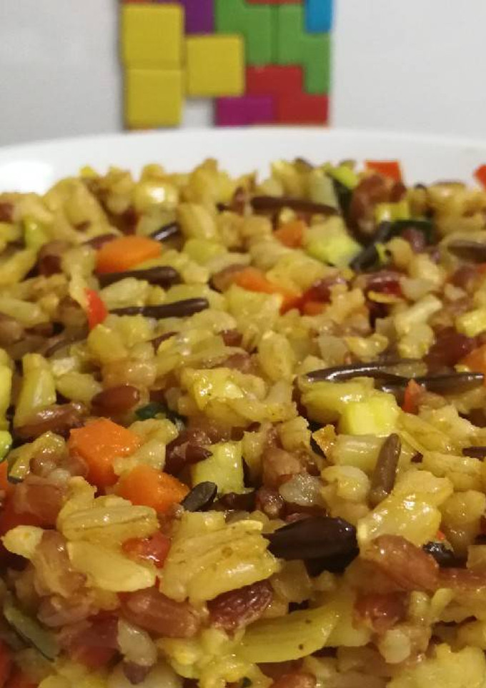 Una foto de Arroz tricolor con verduritas y curry